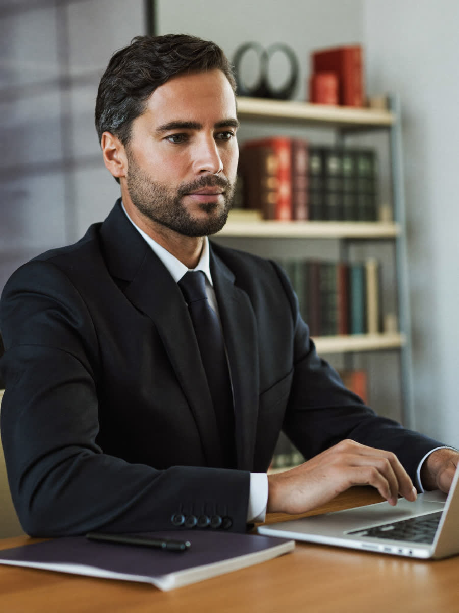 Advogado trabalhando no escritório